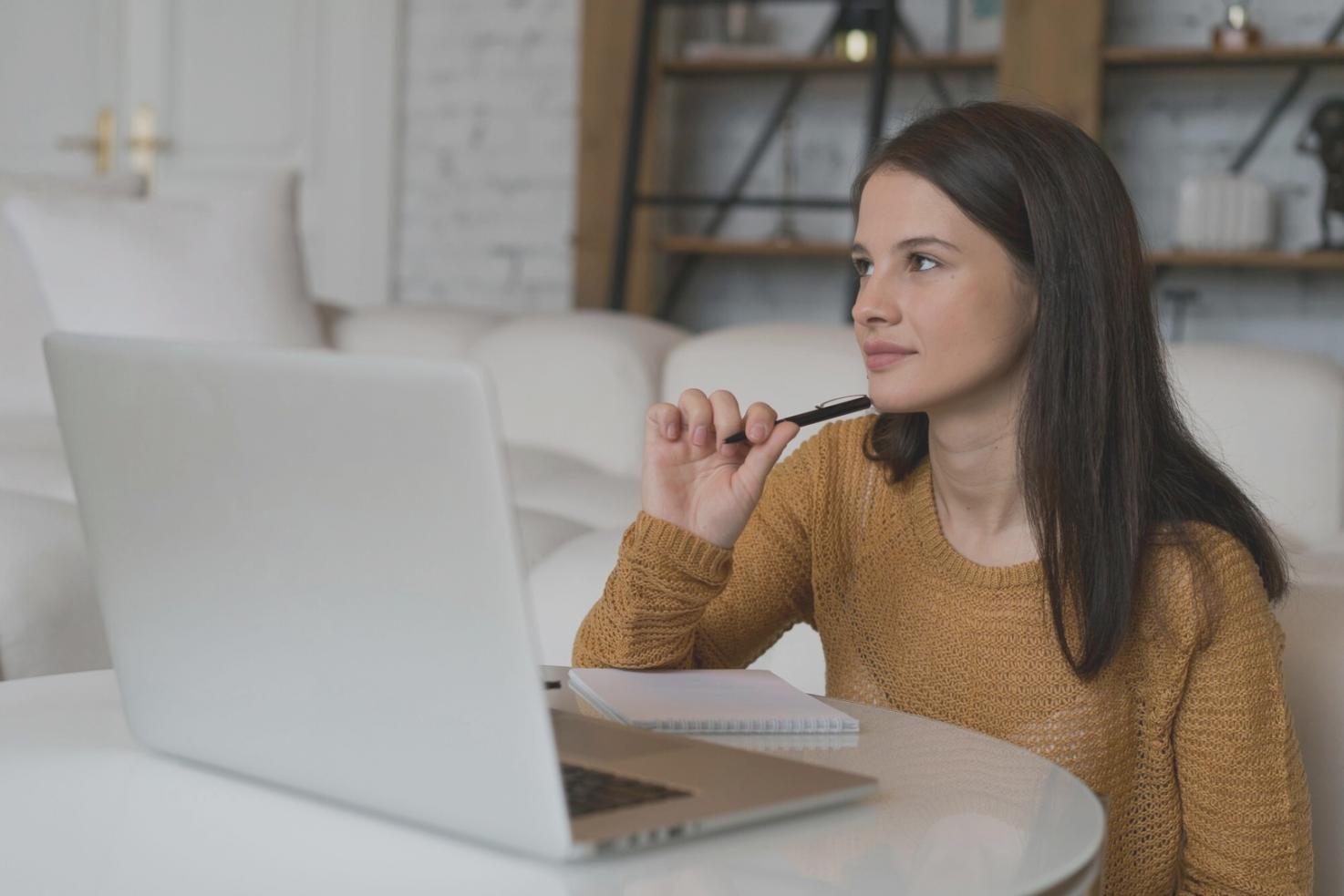 Estudiante trabajando en análisis financiero complejo
